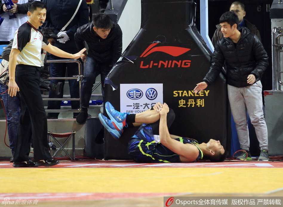 易建联膝盖重伤离场 广东17连胜之夜蒙阴影 易建联痛苦倒地,双手紧紧捂住受伤的左膝,面部因剧痛而扭曲,身边的吉林队球员也关切地回头望向这位倒下的对手