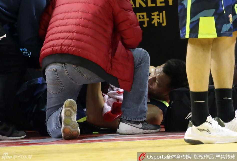 易建联膝盖重伤离场 广东17连胜之夜蒙阴影 广东队队医神情专注地蹲在易建联身旁,一边询问伤处感觉,一边用双手小心翼翼地检查膝盖的肿胀和疼痛情况