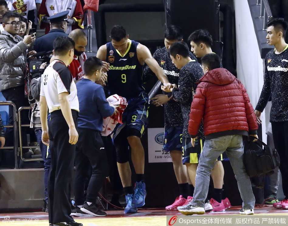 易建联膝盖重伤离场 广东17连胜之夜蒙阴影 易建联在队友的搀扶下艰难起身,左腿悬空不敢沾地,他眉头紧锁,咬紧牙关,痛苦与不甘写满了整张脸