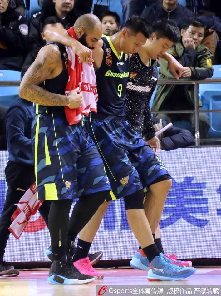 易建联膝盖重伤离场 广东17连胜之夜蒙阴影 易建联被搀扶着走出赛场,他最后回头望向场内,眼神中充满复杂情绪,既有对胜利的牵挂,也有对自己伤情的担忧