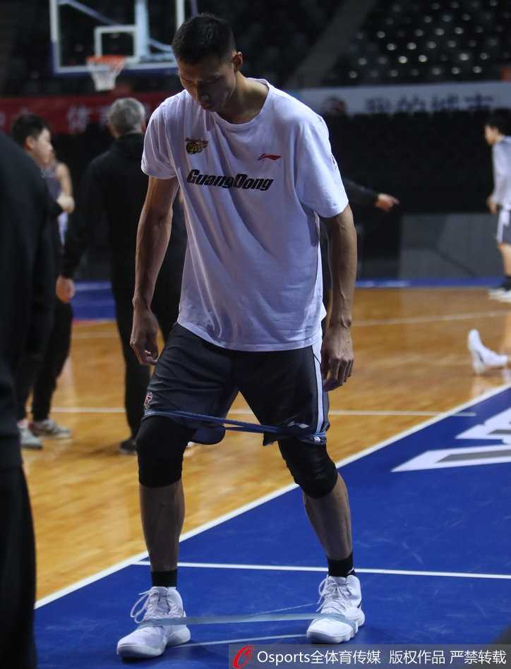 易建联赛前训练展现完美身材 核心力量铸就宏远支柱 易建联在进行拉伸,身体舒展,肌肉线条流畅,展现了顶级运动员出色的身体柔韧性和协调性