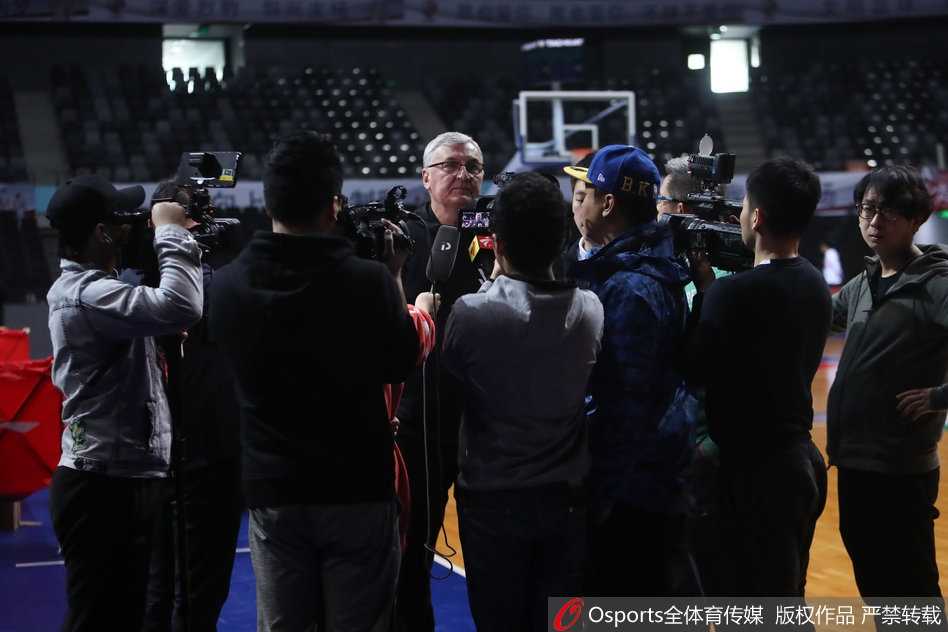 易建联赛前训练展现完美身材 核心力量铸就宏远支柱 训练结束后,易建联在场边放松,汗水浸湿了衣衫,完美的肌肉轮廓正是他十年如一日坚持苦训的最好证明