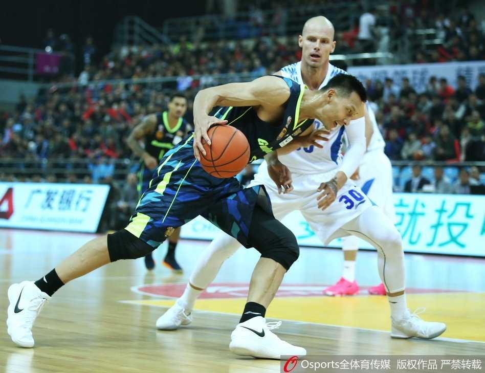 易建联超级两双统治赛场,广东客场惊魂三分险胜青岛 易建联在青岛队内线群中高高跃起,单臂擎天送出无情封盖,守护广东禁区