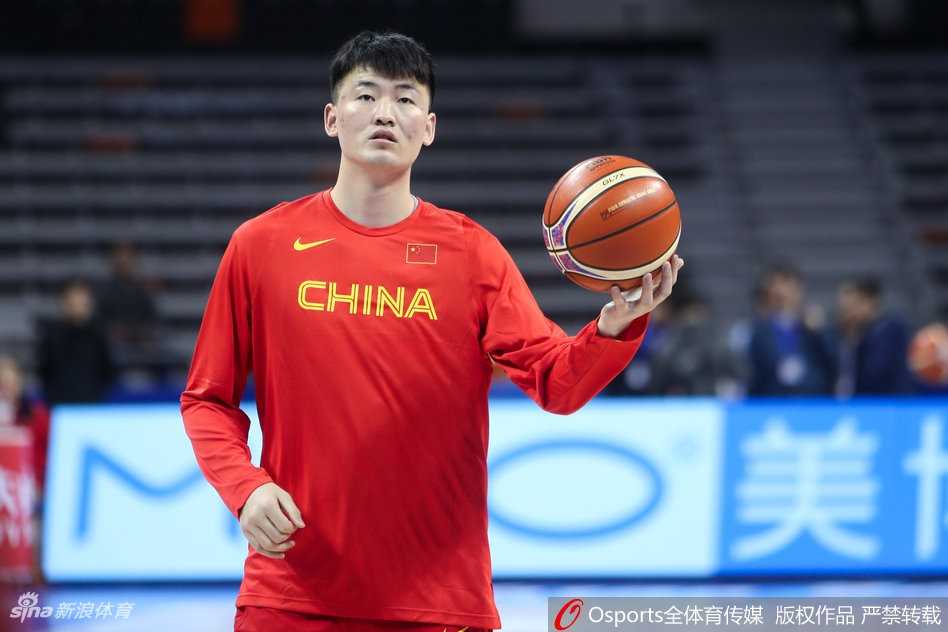 韩德君在低位要球，庞大的身躯在内线形成绝对优势，队友正试图将球传入。