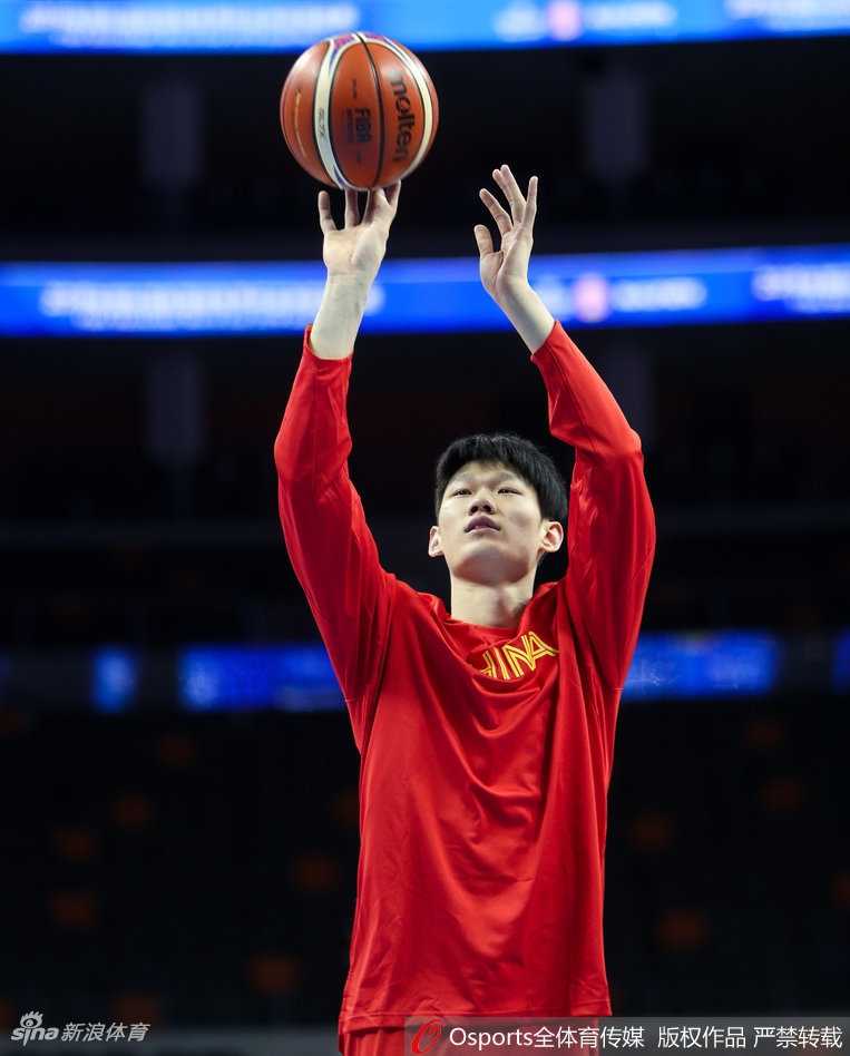 易建联在热身中目光如炬，神情专注地完成每一次投篮训练，领袖气质尽显无疑。