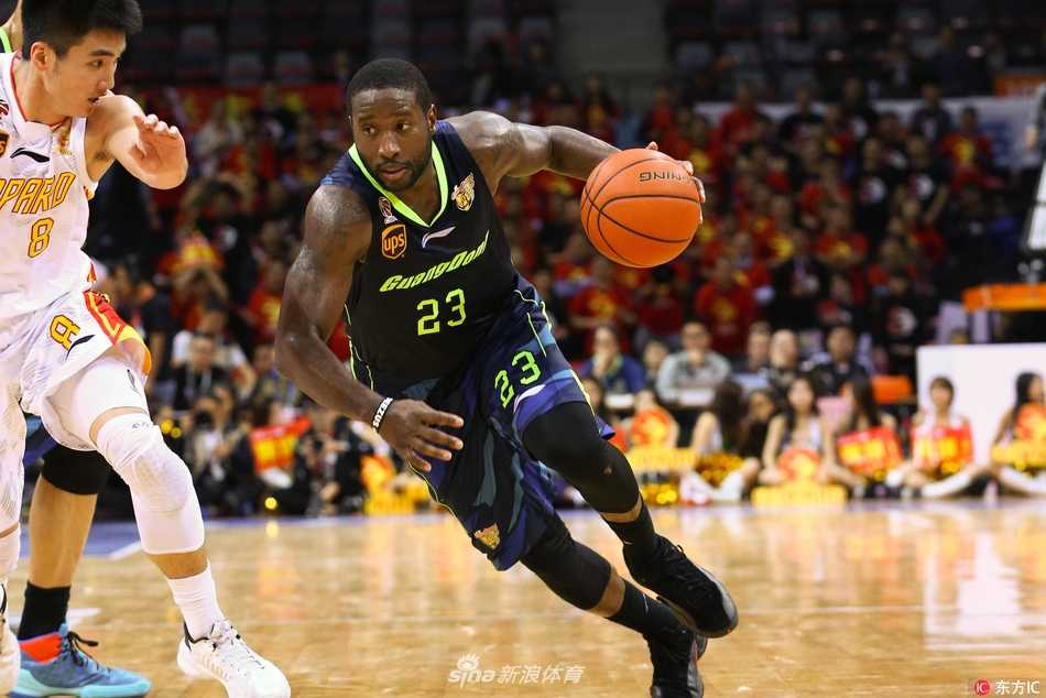 昔日宏远夺冠功臣重返NBA,斯隆一年短约加盟奇才担任沃尔替补 斯隆与奇才核心约翰-沃尔在训练中有说有笑,两位顶级控卫正在交流心得,斯隆将作为沃尔的替补,在新赛季为奇才的后场提供有力支持。