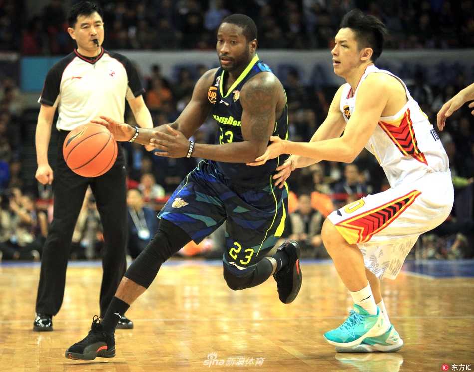 昔日宏远夺冠功臣重返NBA,斯隆一年短约加盟奇才担任沃尔替补 斯隆在NBA赛场上指挥年轻队友跑位,他一只手运球,另一只手打出战术手势,仿佛球场上的教练,将全队进攻梳理得井井有条。