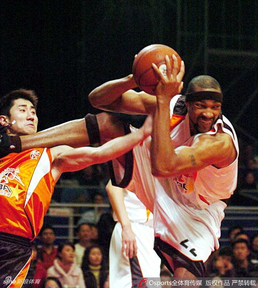 辽宁男篮核心郭艾伦快速持球推进，脸上带着顽童般的笑容，展现出他灵动且富有激情的球风。