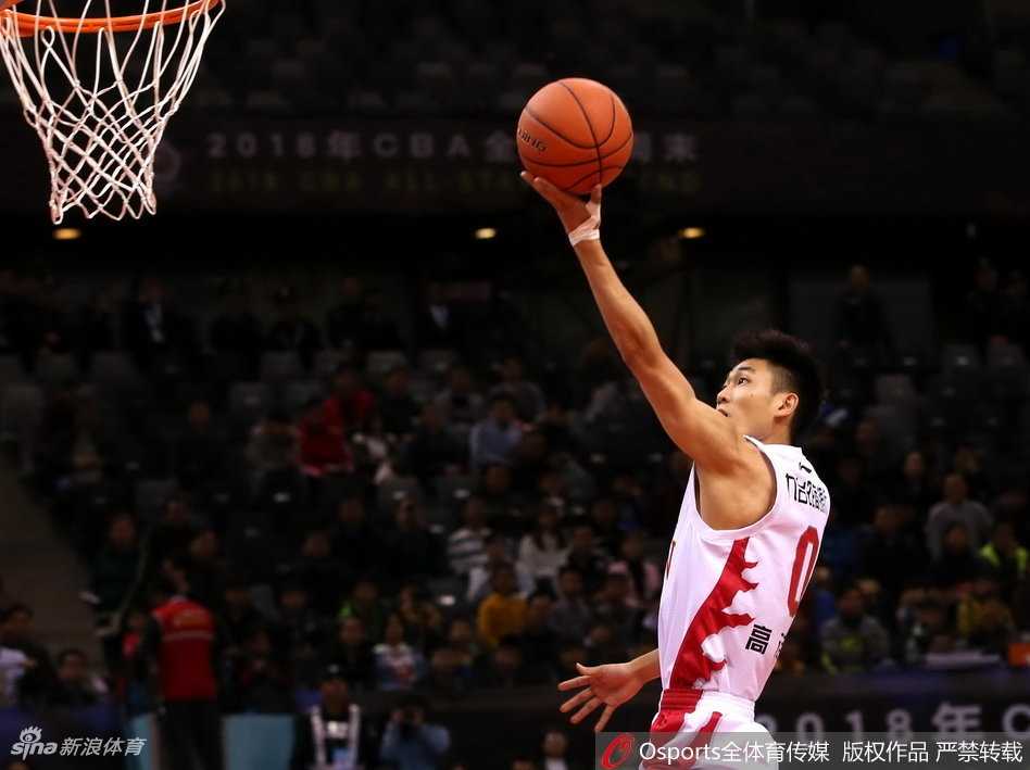 星耀鹏城,锐不可当:南北新星联队力克清华北大劲旅 山东队球员张辉高高跃起,在空中滑翔后单手将球劈入篮筐,整个动作舒展而充满力量,引爆了替补席的激情。