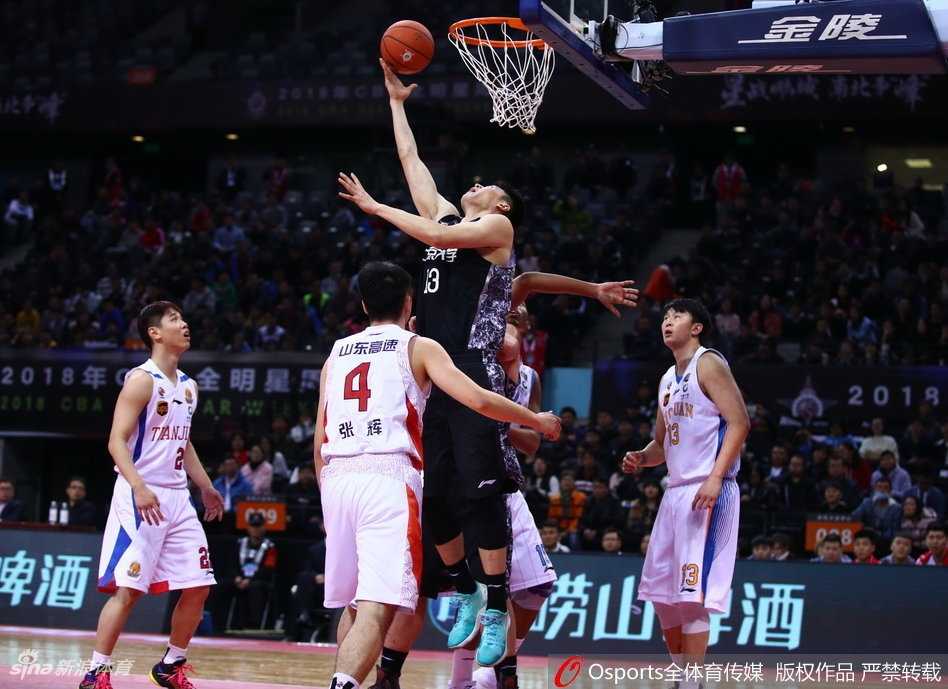 星耀鹏城,锐不可当:南北新星联队力克清华北大劲旅 山东队的内线新星朱荣振面对北大的多人包夹,高高跃起,用指尖将球轻轻拨向篮筐,展现了他柔和的手感和身高优势。