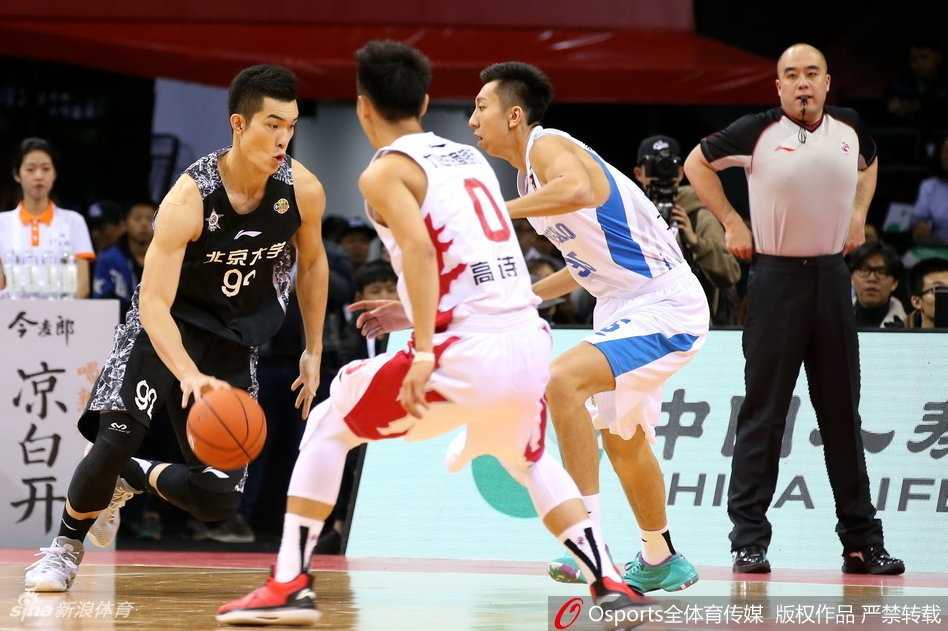 星耀鹏城,锐不可当:南北新星联队力克清华北大劲旅 广厦队的孙铭徽如精灵般穿梭于北大的防线之中,用一个华丽的背后运球晃开防守,为队友送出击地妙传。