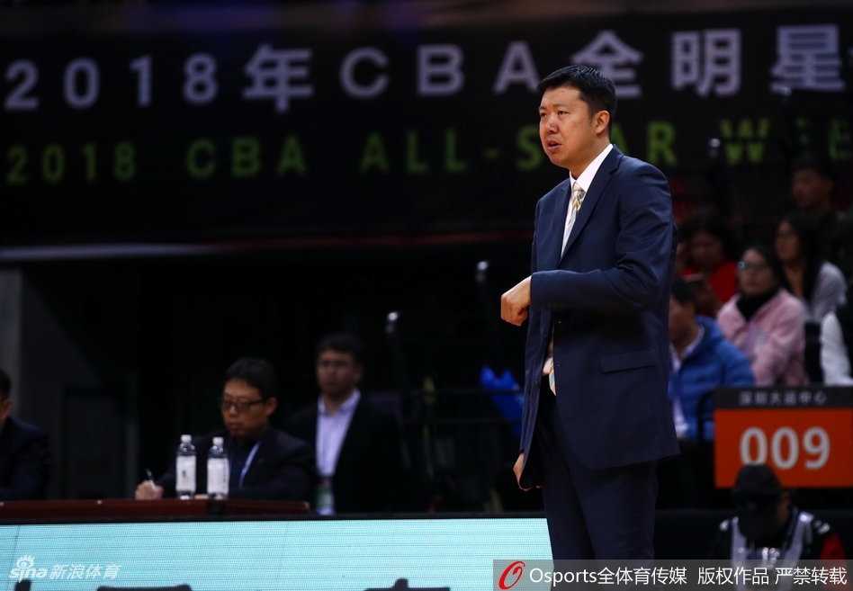 星耀鹏城,锐不可当:南北新星联队力克清华北大劲旅 广厦队的赵岩昊在三分线外从容出手,篮球在空中划出一道美丽的弧线,直钻网心,重现“赵库里”的风采。