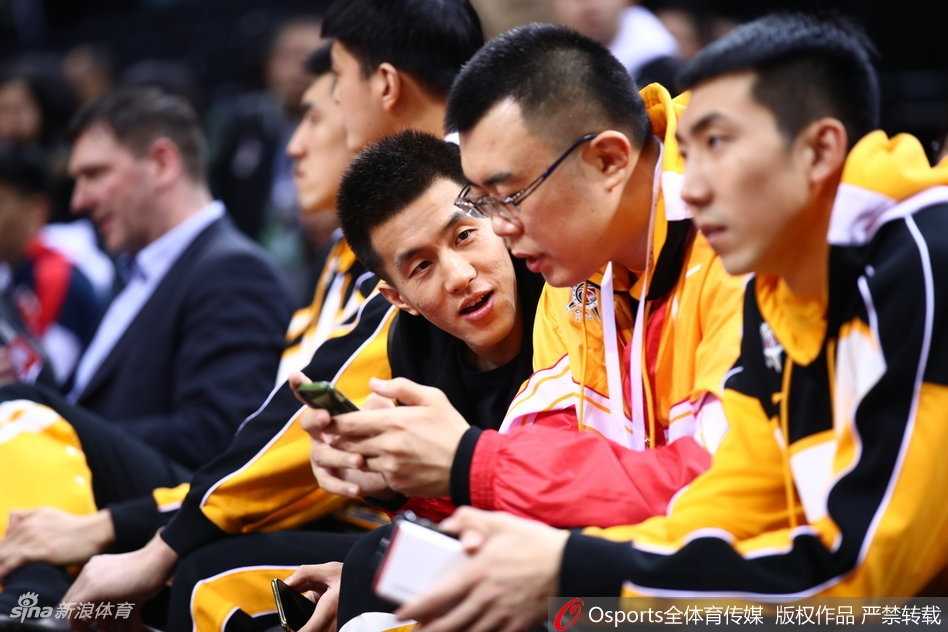 南区全明星球员吴前专注地看着场内，眼神犀利，似乎从星锐赛的某位后卫身上看到了自己当年的影子。