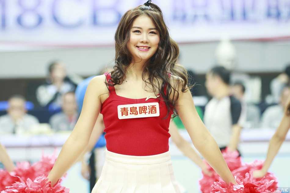 晋江之夜激情绽放,篮球宝贝热舞点燃福建主场 表演结束后,一位啦啦宝贝回眸看向镜头,额前的碎发被汗水打湿,却遮不住她眼中闪耀的光芒,背景是模糊的赛场灯光,这一刻,她是赛场上最动人的焦点