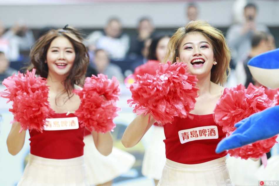 晋江之夜激情绽放,篮球宝贝热舞点燃福建主场 在球场中央,数名啦啦队员排成一列,她们同时踢腿转身,裙摆飞扬,动感的节奏仿佛要冲破屏幕,为紧张的比赛注入了一股青春的活力风暴