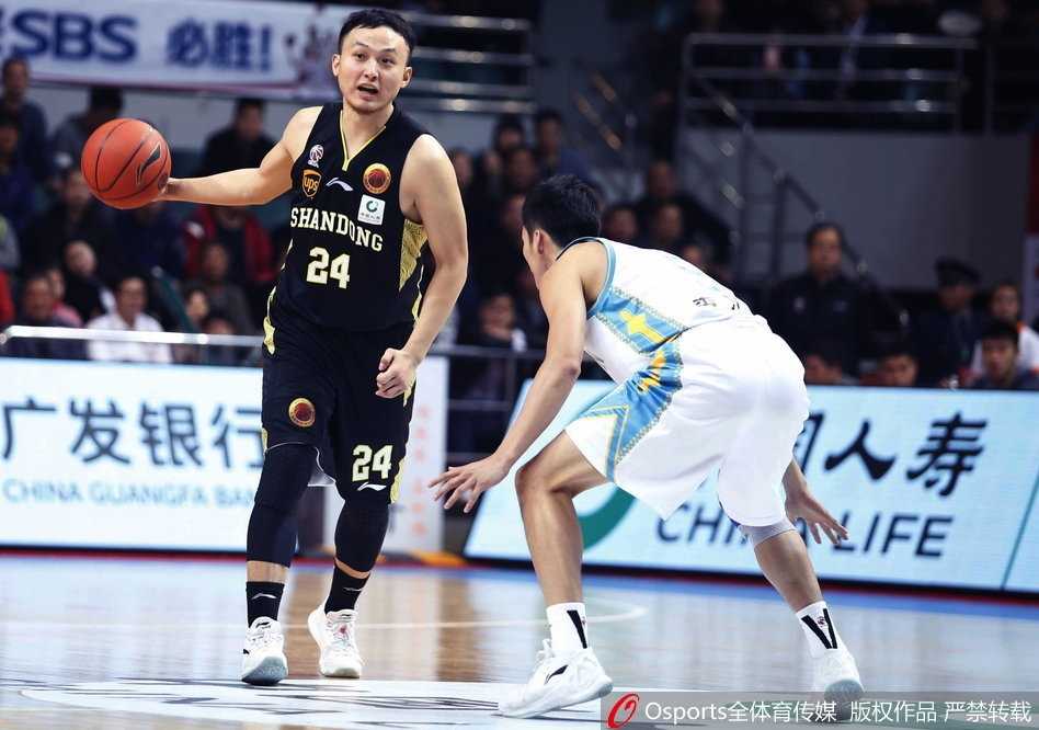 面对队友史密斯的犀利突破分球，埋伏在底角的赵泰隆已然做好了接球投篮的准备，一个简单的眼神交流，尽显“水花兄弟”的默契。