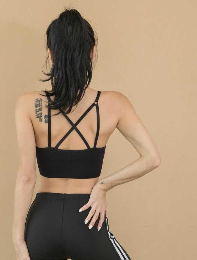 比赛结束后的胜利一刻，身着黑色运动装的女孩摘下头带，对着镜头露出灿烂的笑容。汗水与笑容交织，这一刻，她不仅是赛场上的勇士，更是自己命运的主宰者。