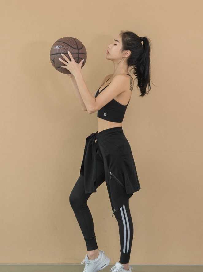 静静站立在跑道起点的黑衣女神，她的背影修长而坚定，黑色的运动服上似乎还残留着上一场战斗的汗渍。她凝视着前方，仿佛在告诉世界：真正的对手，永远只有昨天的自己。