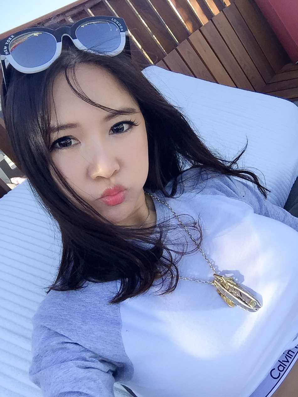 最美双语篮球主播周玲安:颜值与才华并存的跨界女神 周玲安身穿条纹休闲装,在球场背景下笑容灿烂,亲和力十足,展现出她不同于主持时的轻松活泼一面,仿佛邻家大姐姐般温暖。