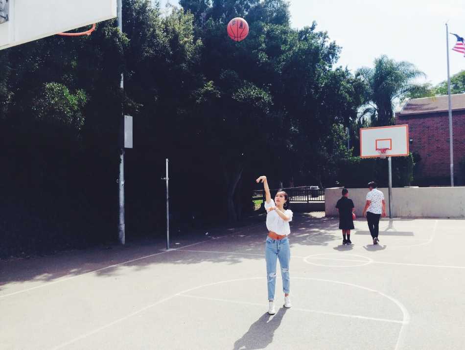 最美双语篮球主播周玲安:颜值与才华并存的跨界女神 周玲安身穿白色一字肩上衣,秀出迷人锁骨和香肩,笑容甜美动人,在室内柔光下更显温婉大气,凸显其精致的五官和出众的颜值。