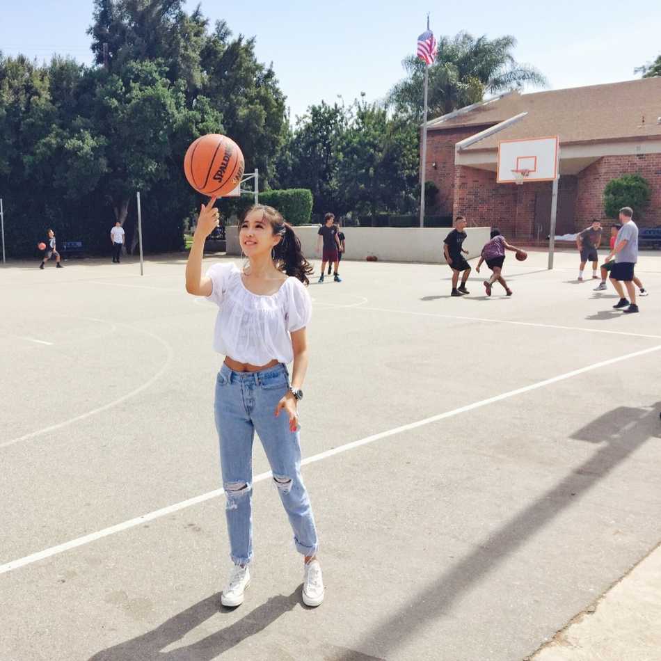 最美双语篮球主播周玲安:颜值与才华并存的跨界女神 周玲安身穿深色修身连衣裙,侧身回眸,身姿曼妙,眼神坚定而深邃,背景虚化处理更突显其作为主持人的强大气场和优雅气质。