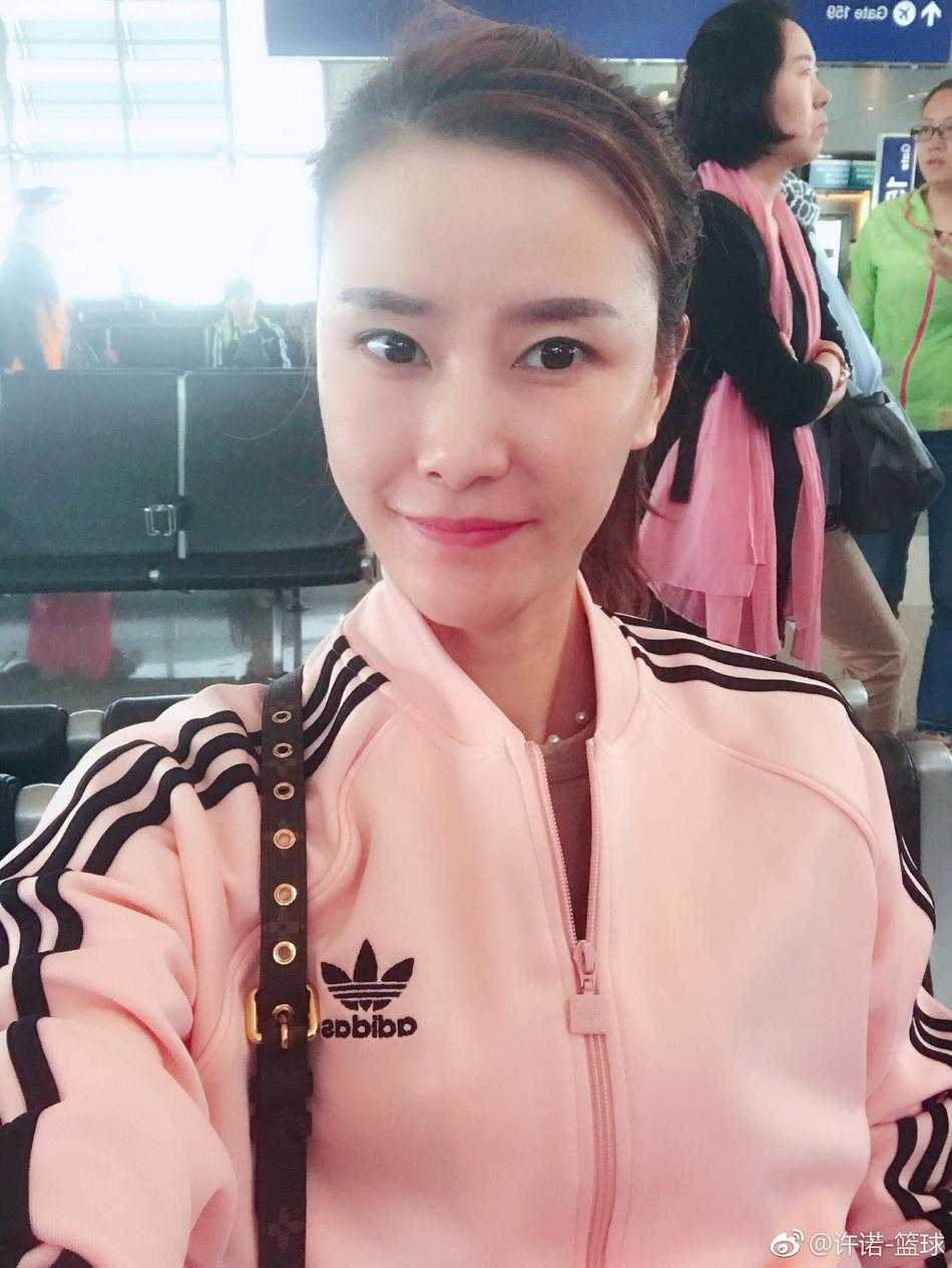 最美女篮国手许诺惊艳亮相,长腿倩影引网友疯狂点赞 许诺身穿简约时尚装束,面对镜头露出恬静微笑,清新气质宛若春日暖阳