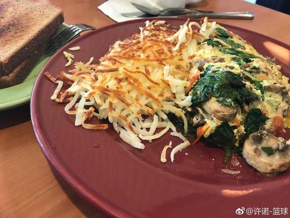 最美女篮国手许诺惊艳亮相,长腿倩影引网友疯狂点赞 许诺对镜自拍,随意拨弄秀发,举手投足间散发着自信与迷人的青春活力