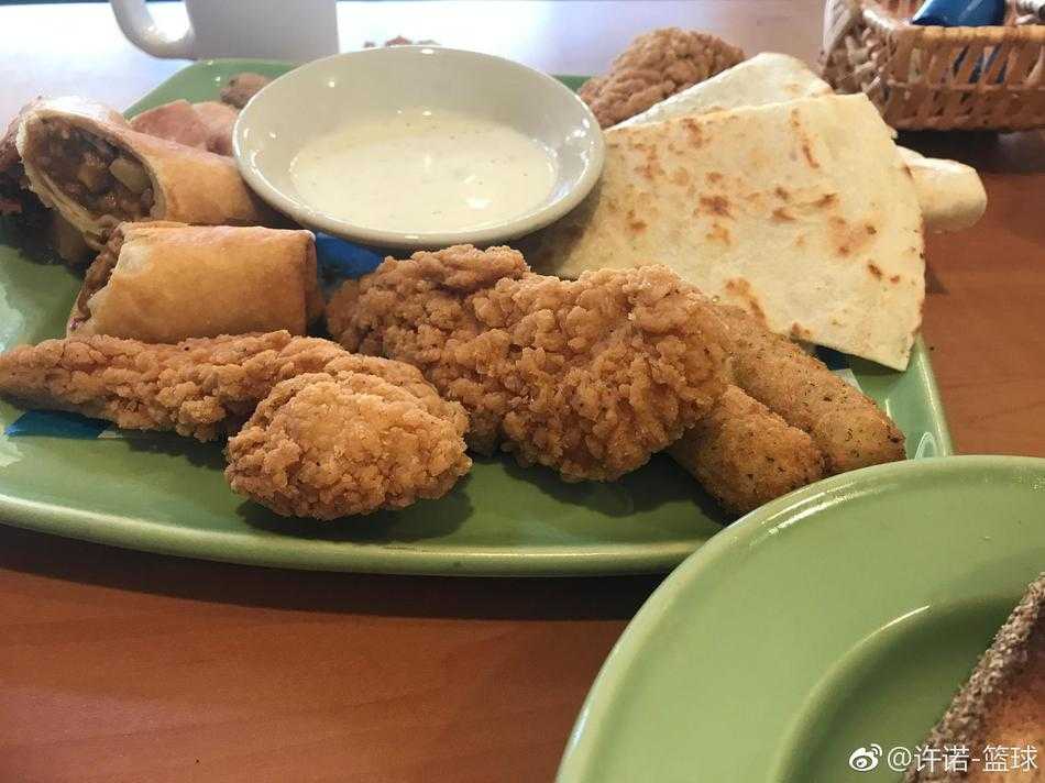 最美女篮国手许诺惊艳亮相,长腿倩影引网友疯狂点赞 许诺侧身而立,一双笔直修长的美腿在紧身裤衬托下更显惊艳,身材高挑极具超模风范