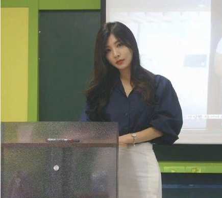 有这样风趣的老师,学生还会翘课吗? 教室里充满了欢快的氛围,同学们看着黑板上的画作,有的捂着嘴笑,有的拿出手机拍照,课堂气氛轻松活泼