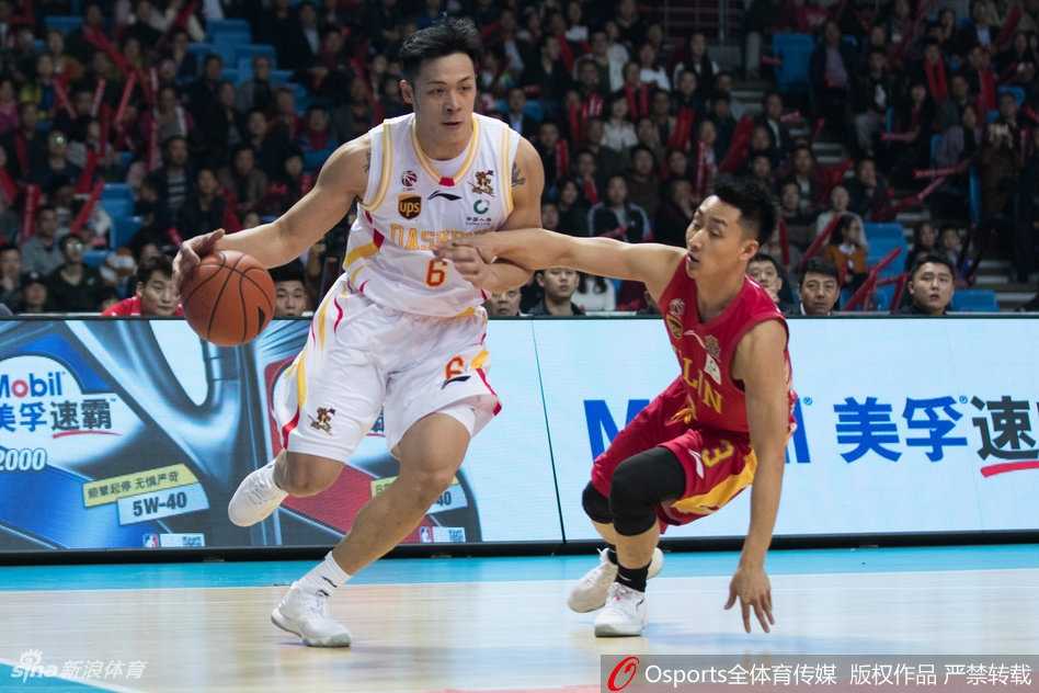 末节三分雨惊涛逆转 同曦主场力擒吉林迎首胜 同曦球员在主场大逆转后激情庆祝,琼斯被队友簇拥在中间,全场球迷起立欢呼