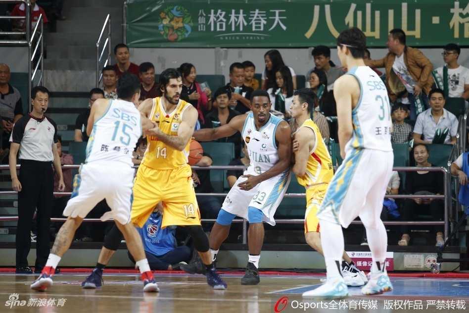 同曦外援希克森在福建内线双手暴扣，他狰狞的表情和隆起的肌肉宣告着客队反攻的号角已经吹响