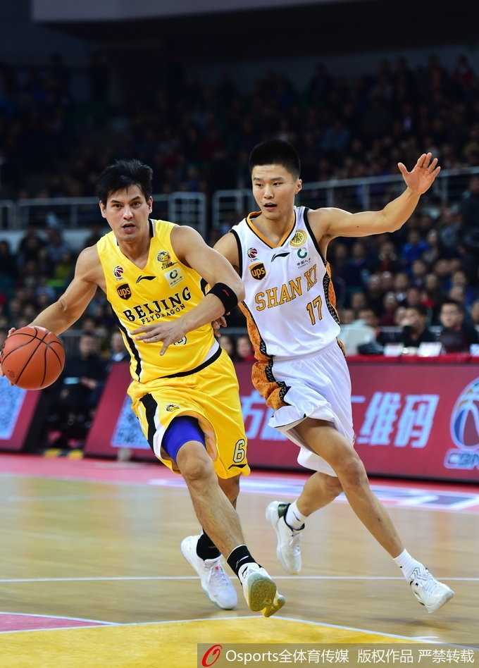 山西外援詹宁斯迎着防守球员强行三分出手，篮球在空中划出美妙弧线，全场球迷为之沸腾。