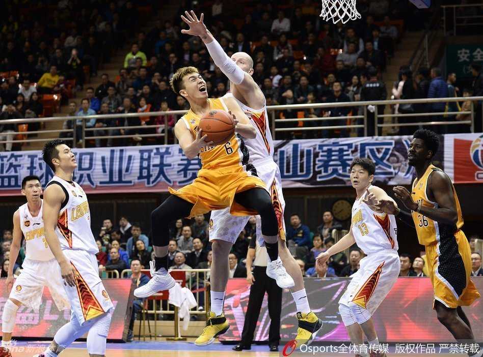 富兰克林在两人围堵的缝隙中强行突破，如同猎豹般杀向深圳腹地