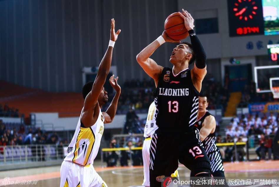 郭艾伦如利刃般撕裂浙江队防线，高速突破中眼神坚定，直杀篮下无人可挡。