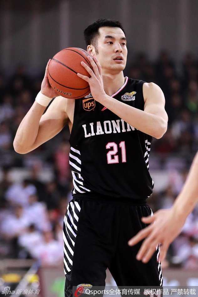 辽宁队中锋韩德君完成惊天一条龙抢断暴扣，庞大的身躯在空中舒展，展现出惊人的爆发力。