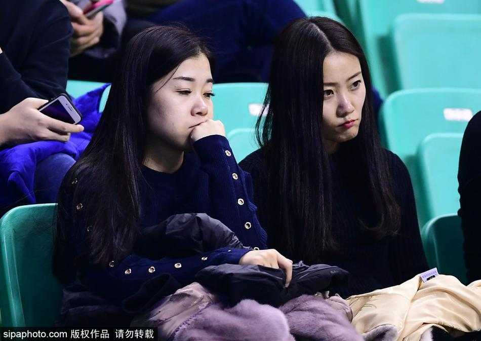 本溪冬夜那抹彩虹色:辽粤加时激战,看台美女球迷抢尽风头 面对镜头的捕捉,彩虹发女孩略显羞涩地抿嘴一笑,手中的加油棒停在半空,那股青春活力几乎要溢出屏幕,感染着电视机前的每一位观众。