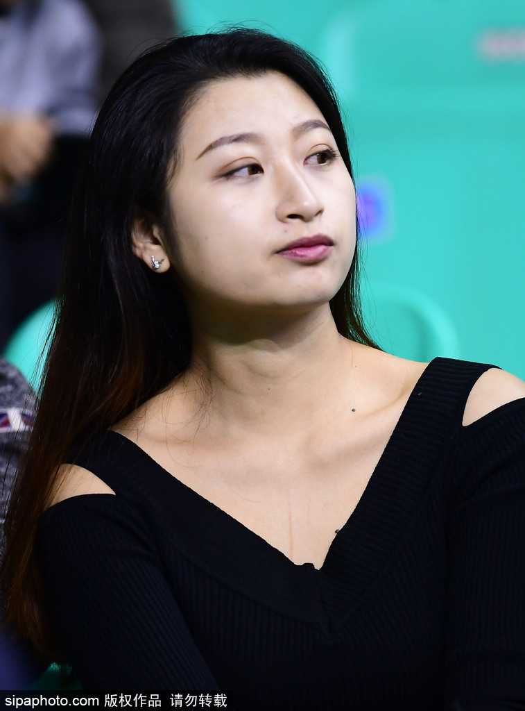 本溪冬夜那抹彩虹色:辽粤加时激战,看台美女球迷抢尽风头 这位“彩虹女神”正低头摆弄着手机,似乎想要记录下今晚在球场的奇妙经历,她的发辫如瀑布般垂下,成为本溪体育馆那个赛季最柔和的回忆。