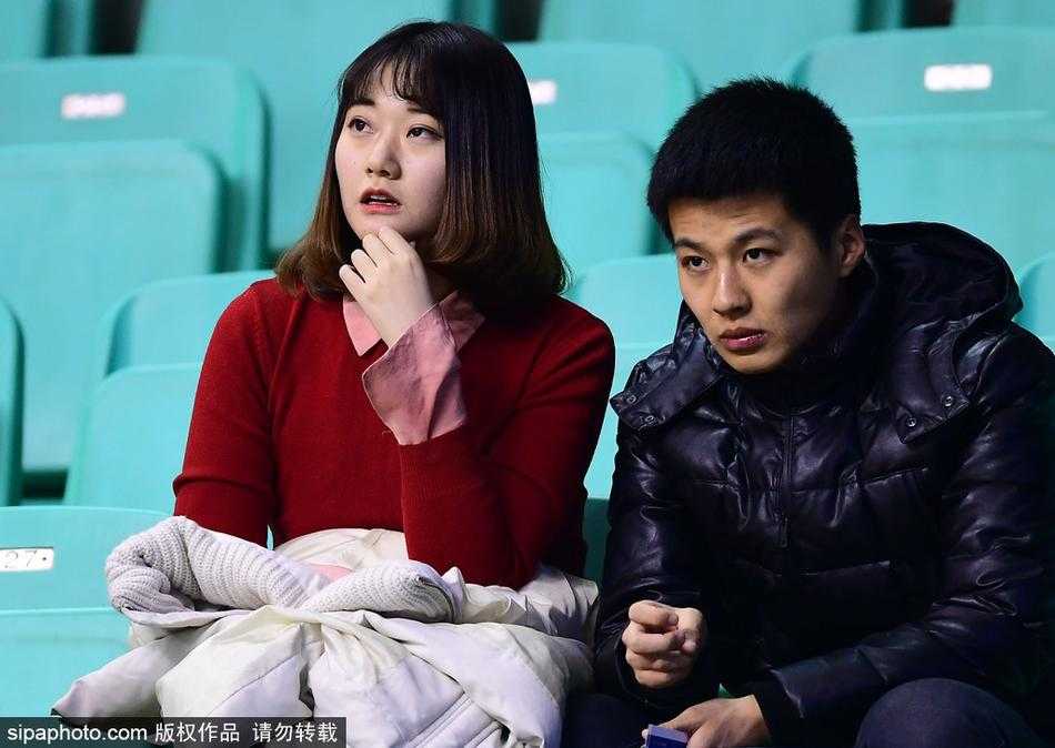 本溪冬夜那抹彩虹色:辽粤加时激战,看台美女球迷抢尽风头 尽管比赛紧张激烈,彩虹发美女依然神情专注地看着场内,她的侧颜在球场顶灯的映照下显得格外精致,那头彩辫仿佛也随着比赛的节奏跳跃。