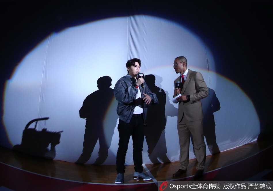 易建联在防守球员头上单臂炸筐，暴力美学点燃全场，展现出CBA票王的绝对统治力