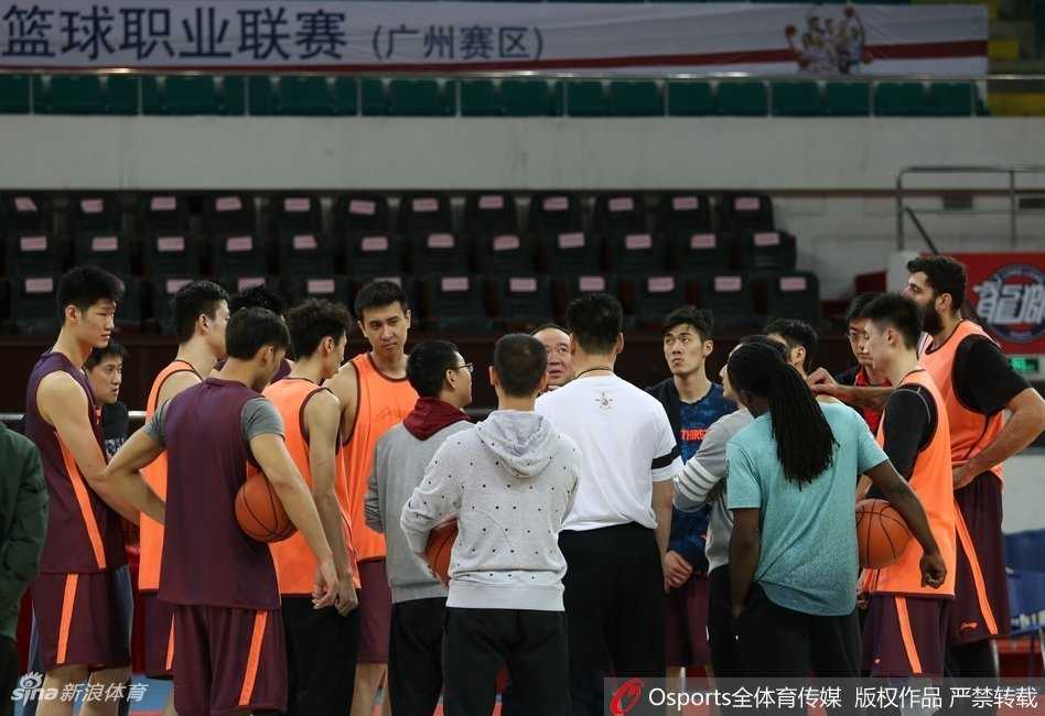广厦男篮赛前训练课上，主教练李春江难掩轻松心情，在场边与工作人员谈笑风生，露出了难得的灿烂笑容，仿佛对即将到来的比赛胸有成竹。