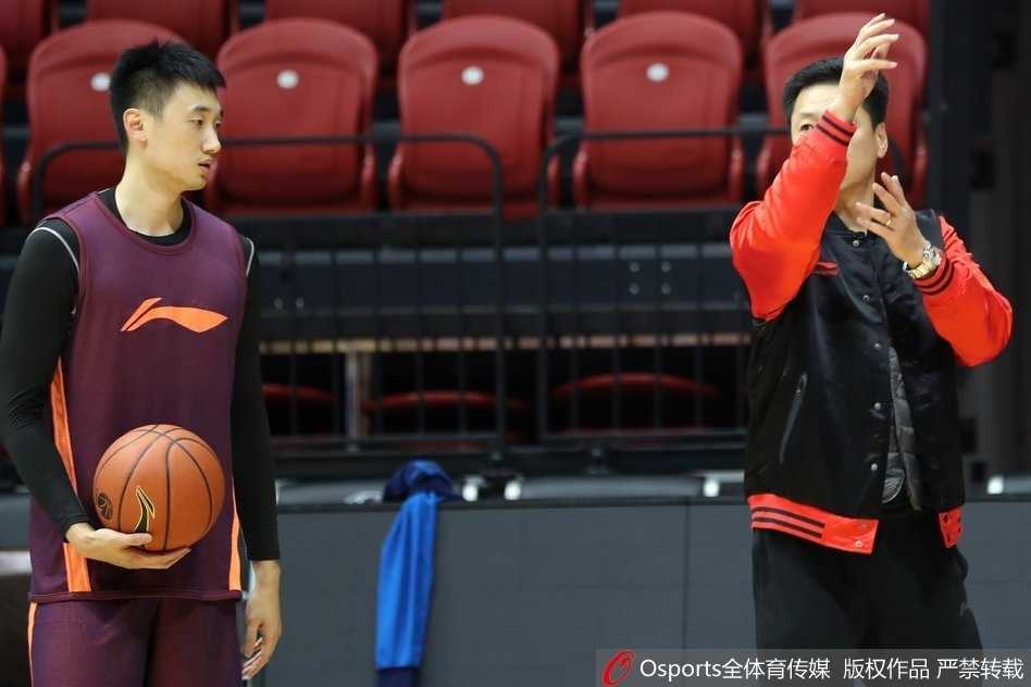 李春江挂帅广厦男篮严阵以待 全力备战CBA常规赛 林志杰老而弥坚,在防守端张开双臂,全力干扰对手传球