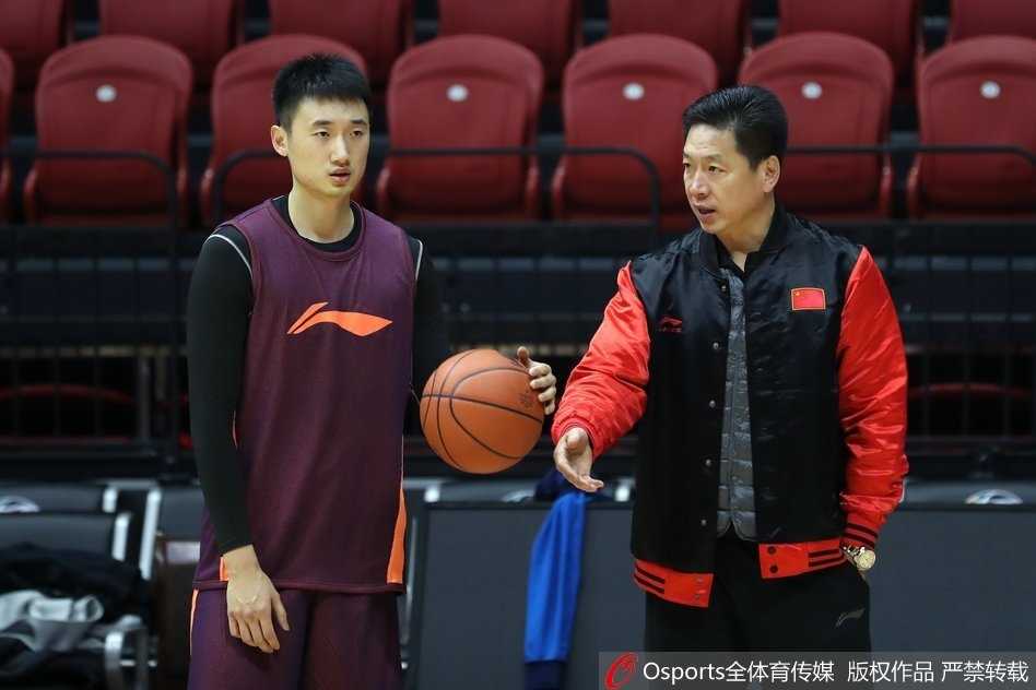 李春江挂帅广厦男篮严阵以待 全力备战CBA常规赛 胡金秋在内线卡位要球,肌肉线条分明,充满了力量感
