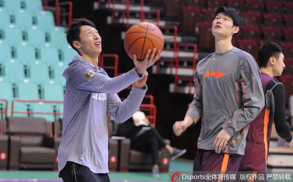 广厦球员们进行传球练习，球在队员之间快速转移，团队配合默契十足，充分体现了训练的流畅性。