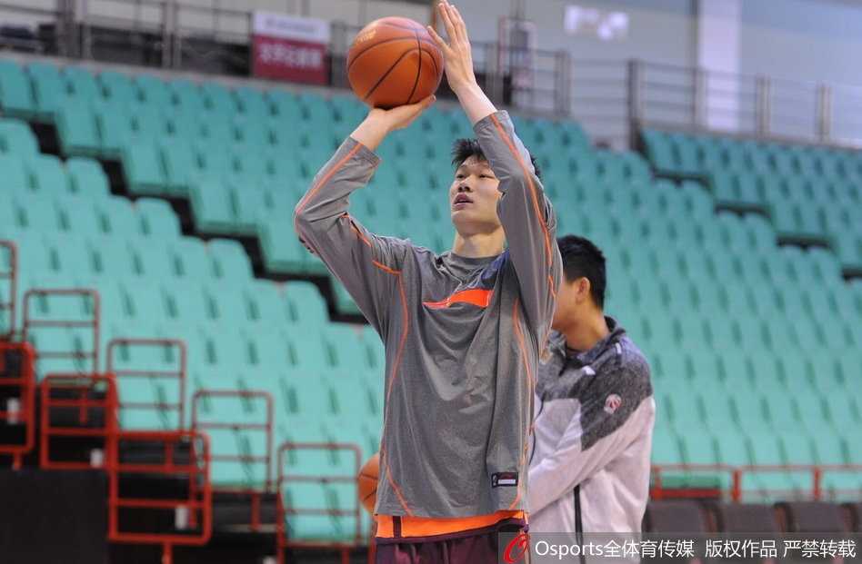 李春江在训练间隙为球员讲解战术，手臂挥动，神情严肃，仿佛在布置一场关键的决胜战术。