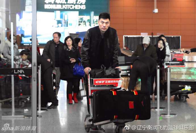 李晓旭伤愈归来半决赛只能场边助威,队友盼其满血复活 抵达乌鲁木齐酒店后,当队友们都在休息调整时,李晓旭却独自来到空旷的篮球馆,在助教的注视下默默进行投篮练习,汗水浸湿了他的球衣。