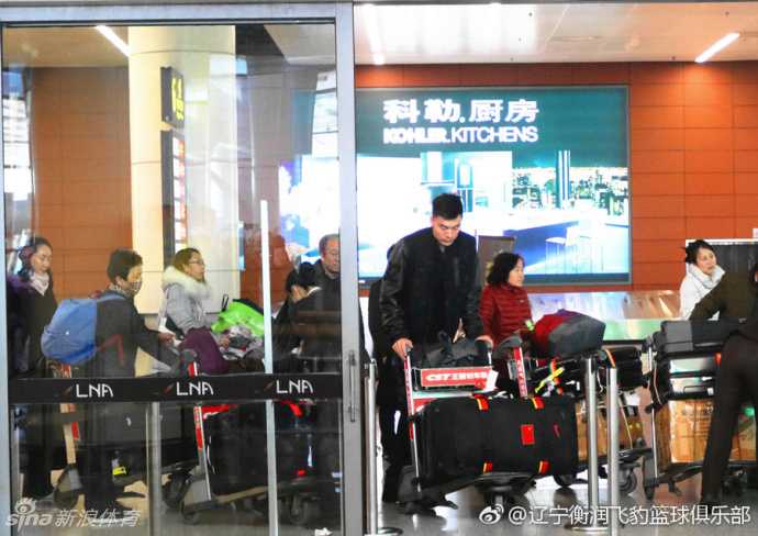 李晓旭伤愈归来半决赛只能场边助威,队友盼其满血复活 训练场上,李晓旭神情专注地进行恢复性训练,他身着深色训练服,正在进行腿部力量的专项练习,为重返赛场做最后的准备。