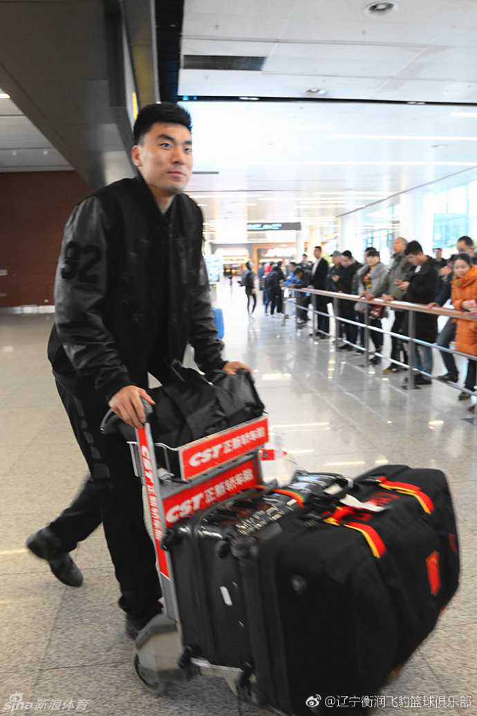 李晓旭伤愈归来半决赛只能场边助威,队友盼其满血复活 在体能测试现场,李晓旭正在进行折返跑,他咬紧牙关拼尽全力,但为了保护脆弱的跟腱,动作显得有些小心翼翼,场边的测试人员密切关注着他的状态。