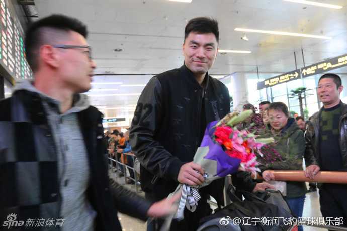 李晓旭伤愈归来半决赛只能场边助威,队友盼其满血复活 辽宁队赛前训练中,李晓旭和韩德君这对老搭档正在交流,李晓旭用手指着战术板比划着什么,韩德君则双手叉腰认真倾听,内线双塔的默契依旧。