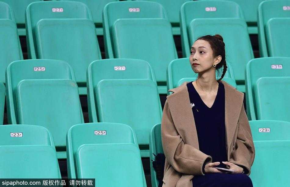 赛后，李晓旭与队友庆祝胜利，他的眼神越过人群寻找看台上的爱妻，铁汉脸上露出一丝不易察觉的柔情，这一幕温情脉脉。