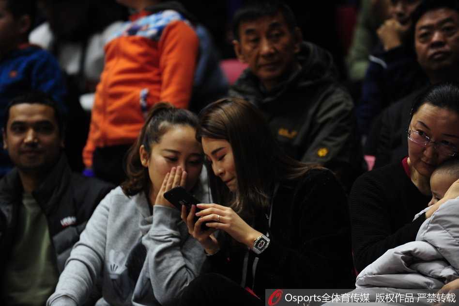 虽然画面模糊，但依然能感受到她望向球场方向时的专注与灵动，仿佛在用眼神传递力量。